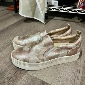 Marc Fisher camo slides